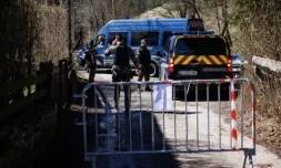 Des gendarmes sécurisent un périmÚtre autour du village du Haut-Vernet deux jours aprÚs la découverte d'ossement du petit Emile porté disparu l'été dernier, le 2 avril 2024 dans les Alpes-de-Haute-Provence ( AFP / CLEMENT MAHOUDEAU )