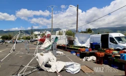 Marché de la Rivière des Galets : emporté par une rafale de vent, un chapiteau percute une ligne à haute tension