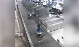 Un enfant sur le tapis Ă bagage