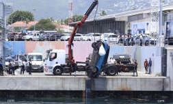 le véhicule repêché dans la darse du port le 27 janvier 2020