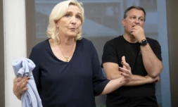 Marine Le Pen (g), présidente du groupe parlementaire du Rassemblement national (RN), et le vice-président du parti et maire de Perpignan, Louis Aliot, le 29 mai 2025 à Nouméa, en Nouvelle-Calédonie ( AFP / Delphine MAYEUR )