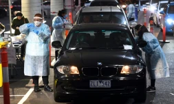 Tests au coronavirus pratiqués dans le parking d'un supermaché à Melbourne le 26 juin 2020