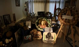 Des photos et d'autres objets sont exposés à la mémoire de la journaliste assassinée Shireen Abu Akleh, dans la pièce qui était autrefois son bureau à la chaîne d'information Al Jazeera, dans la ville de Ramallah, en Cisjordanie, le 9 mai 2023. (AFP)