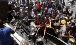 Des déplacés palestiniens se rassemblent pour collecter des repas gratuits auprès d'une association caritative à Jabalia, dans le nord de la bande de Gaza, le 19 mai 2025 ( AFP / Bashar TALEB )