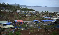 Des maisons détruites par le passage du cyclone Chido, le 4 janvier 2025 à Mayotte ( AFP / JULIEN DE ROSA )