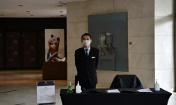 Dans un hôtel de Wuhan, un employé chargé de prendre la température de quiconque entre dans le bâtiment, le 29 janvier 2020