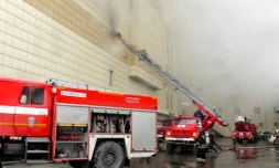 Photo obtenue auprÚs du MinistÚre de situations d'urgence russe le 25 mars 2018 montrant des camions de pompiers luttant contre un incendie dans un centre de commercial de Kemerovo, ville industrielle en Sibérie occidentale