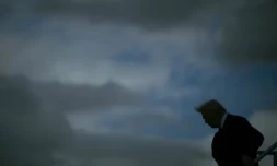 Le président américain Donlad Trump débarque du Air Force One à Miami le 5 novembre 2025 ( AFP / Brendan SMIALOWSKI )