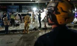 Les secours s'apprêtent à évacuer les corps des victimes de l'incendie d'un bar à Bangkok, le 13 juillet 2026 ( AFP / chanakarn LAOSARAKHAM )