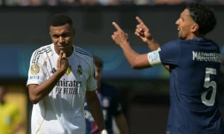 Le capitaine du PSg Marquinhos replace son équipe devant Kylian Mbappé, désemparé, lors de la demi-finale de la Coupe du monde des clubs, le 9 juillet 2025 à East Rutherford (Etats-Unis). (JUAN MABROMATA / AFP)