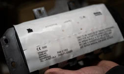 Un mécanicien tient un module d'airbag fabriqué par l'équipementier japonais Takata, dans un garage à Mulhouse (Haut-Rhin), le 19 février 2025. (SEBASTIEN BOZON / AFP)