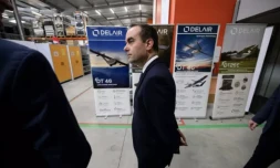 Le ministre des Forces armées, Sébastien Lecornu, visite l'atelier de l'usine de drones Delair à LabÚge, dans la Haute-Garonne, le 29 février 2024 ( AFP / Lionel BONAVENTURE )
