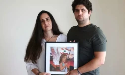 Paul et Tracy Naggear montrent une photo de leur fille Alexandra, tuée dans l'explosion en août 2020 du port de Beyrouth, le 1er août 2022 chez eux à Beit Mery, à l'est de Beyrouth, au Liban