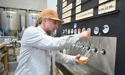 Un employé tire une pinte de bière à la brasserie Pressure Drop, au nord de Londres, le 21 mai 2022.
Les salariés de Pressure Drop prennent part à un test géant du travail en semaine de quatre jours, pendant six mois., impliquant 3.000 employés dans soixante entreprises au Royaume-Uni
