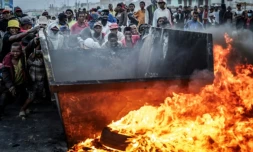 Des manifestants poussent un bac à ordures pour ériger une barricade, le 9 octobre 2025 à Antananarivo (Madagascar) ( AFP / Luis TATO )