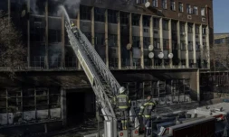 Des pompiers luttent contre un incendie dans un immeuble de Johannesburg, le 31 août 2023 en Afrique du Sud ( AFP / Michele Spatari )