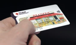 L'Assemblée nationale a adopté mercredi dans l'urgence la prolongation jusqu'à fin 2026 d'une dérogation qui permet d'utiliser les tickets restaurant pour acheter tous les produits alimentaires ( AFP / ERIC PIERMONT )