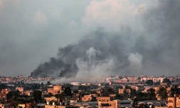 Un nuage de fumée est visible au-dessus de Khan Younès, le 18 février 2024 depuis Rafah dans la bande de Gaza