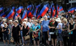 Des dizaines de milliers de personnes se sont recueillies le 2 septembre 2018 sur le cercueil du principal dirigeant séparatiste prorusse de l'est de l'Ukraine Alexander Zakhartchenko, tué dans un attentat.