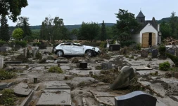 Une épave de voiture dans le cimetère de Neuenahr-Ahrweiler (Allemagne) le 16 juillet 2021