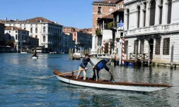 Une gondole sur le grand Canal de Venise, en Italie, le 8 mars 2020 