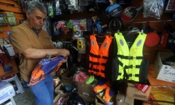 Un Irakien s'achète un gilet de sauvetage dans un magasin de sport le 13 septembre 2015 à Bagdad