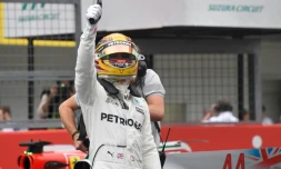 Le Britannique Lewis Hamilton (Mercedes) bras levé après avoir obtenu la pole position du GP du Japon sur le circuit de Suzuka, le 7 octobre 2017