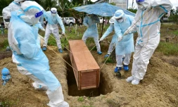Enterrement d'une victime du Covid-19 à Ban Yakang, dans le sud de la Thaïlande, le 24 février 2022