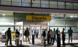 Des passagers attendent devant l'aéroport Napoléon Bonaparte d'Ajaccio, en Corse, le 3 octobre 2024