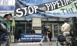 Action d'opposants à la construction de l'oléoduc géant Keystone XL, devant une agence de la Chase Bank, accusée de le soutenir, le 8 mai 2017 à Seattle