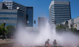 Des enfants se refraîchissent dans une fontaine à Portland, dans l'Ouest des Etats-Unis touché par une vague de chaleur extrême, le 27 juin 2021