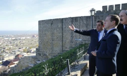 Le Premier ministre russe Dimitri Medvedev le 13 novembre 2015 sur la muraille de la forteresse de Derbent