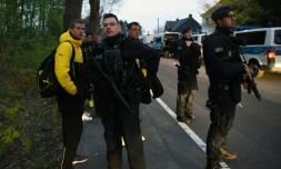 Le défenseur du Borussia Lars Bender (g) et ses coéquipiers protégés par la police après les explosions ayant visé leur bus, le 8 avril 2017