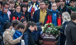 Cérémonie funéraire pour les victimes de la fusillade dans un lycée à Kertch en Crimée, le 19 octobre 2018