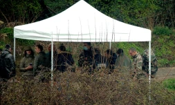 Des gendarmes continuent, le 10 avril 2021 leur recherche prĂšs de la forĂȘt de Issancourt-et-Rumel (nord-est) pour retrouver le corps de Estelle Mouzin