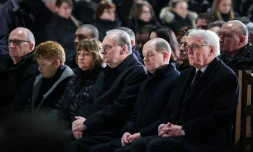 Le chancelier allemand Olaf Scholz (deuxième en partant de la droite) et le président de l'Allemagne Frank-Walter Steinmeier (tout à droite), le 21 décembre 2024 dans une église à Magdebourg, dans l'est de l'Allemagne