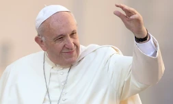 Le pape François salue la foule lors de son audience générale hebdomadaire au Varican le 4 octobre 2017 