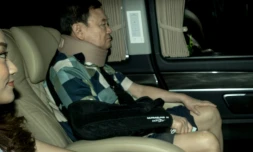 L'ancien Premier ministre thaïlandais Thaksin Shinawatra arrive à son domicile familial, accompagné de sa fille Paetongtarn Shinawatra (gauche), le 18 février 2024 à Bangkok