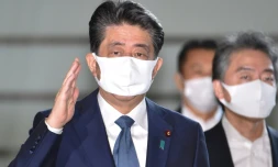 Le Premier ministre japonais Shinzo Abe (g) arrive à ses bureaux à Tokyo, le 28 août 2020