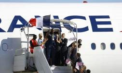 Le double médaillé d'or olympique en judo Teddy Riner, drapeau à la main, à sa descente de l'avion de retour des Jeux de Rio sur le tarmac de l'aéroport Charles de Gaulle à Roissy le 23 août 2016