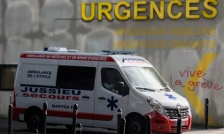 Une ambulance à l'entrée du service des urgences du centre hospitalier de Nantes le 27 août 2019