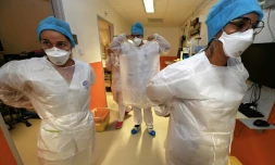 Des personnels soignants dans l'unité de soins intensifs Covid de l'hôpital universitaire de Montpellier, le 5 novembre 2021