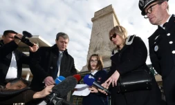 Clara Drouhot, arrière-ariière petite fille du sergent fourrier Jean Soulagnes, avec ses parents Stephane et Lydie Drouhot devant un monument aux morts à Marseille, le 23 février 2018
