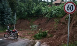 Glissement de terrain sur une route après de fortes pluies, le 3 mai 2023 à Mushubati, au Rwanda