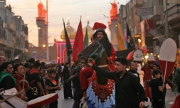 Des fidèles musulmans rejouent la bataille de Karbala lors de la grande fête de l'Achoura, le 11 octobre 2016 dans un quartier chiite de Bagdad
