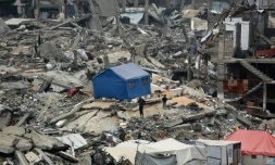 Une tente dressée au milieu des ruines, dans la camp palestinien de Jabaliya, dans la bande de Gaza, le 8 avril 2025