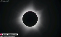 Capture d'écran du 20 avril 2023 à partir de séquences vidéo de l'observatoire de Perth montrant une éclipse solaire totale à Exmouth, en Australie-Occidentale