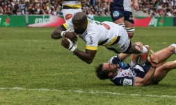 L'ailier sud-africain de La Rochelle Raymond Rhule marque le 1er essai contre Bordeaux-BĂšgles, lors du 8e de finale aller de la Coupe d'Europe, le 9 avril 2022 au Stade Chaban-Delmas