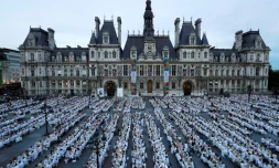 8.000 personnes selon les organisateurs ont participé au "Dîner en Blanc" sur la place de l'Hôtel de ville à Paris, le 8 juin 2017