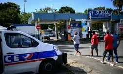 Une voiture de police devant l'entrée du CHU de Pointe-à-Pitre, en Guadeloupe, le 26 novembre 2021